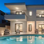 Cascada Villa