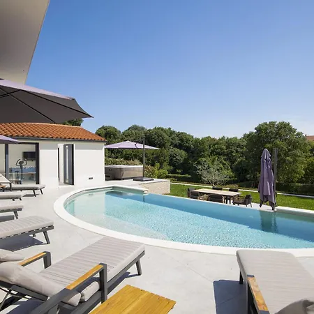Cascada Villa